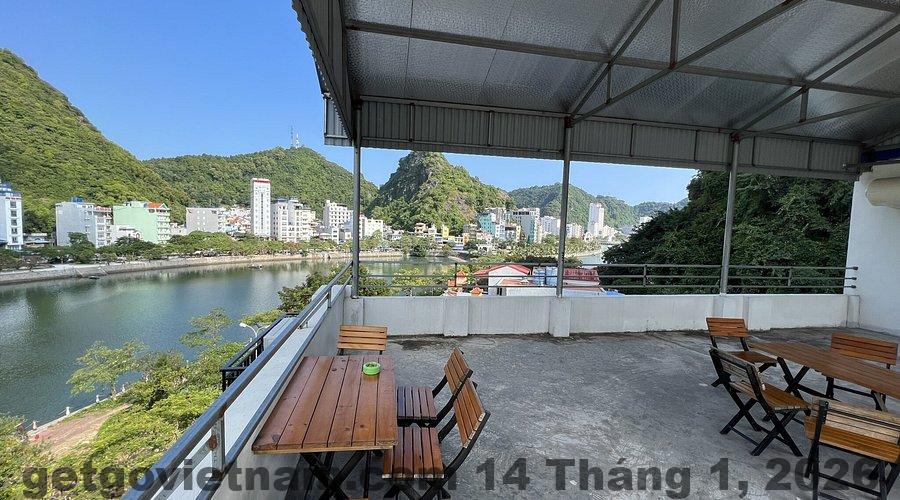 Phòng nghỉ Bao Phuc Hotel với nội thất cơ bản và ban công nhỏ