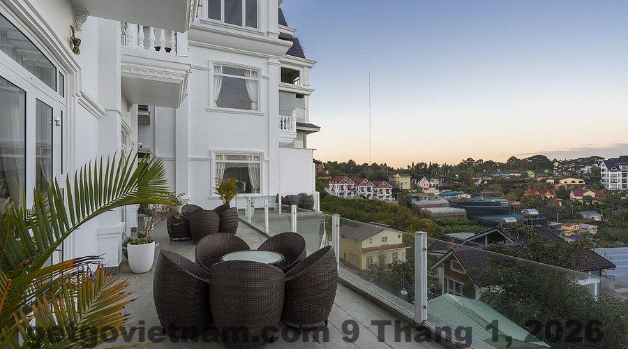 View ban công nhìn ra khu dân cư Long Biên từ Khách Sạn New Life