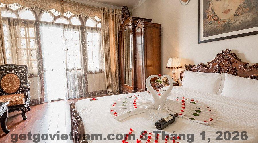 Lễ tân của khách sạn, không gian sạch sẽ, nhân viên thân thiện