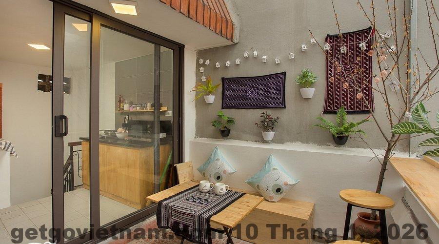Ban công HALA’s HOUSE phù hợp uống cà phê buổi sáng, không gian yên tĩnh nhìn ra khu dân cư Tây Hồ