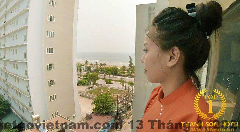 Không gian bên ngoài khách sạn thoáng đãng, với tầm nhìn hướng biển.