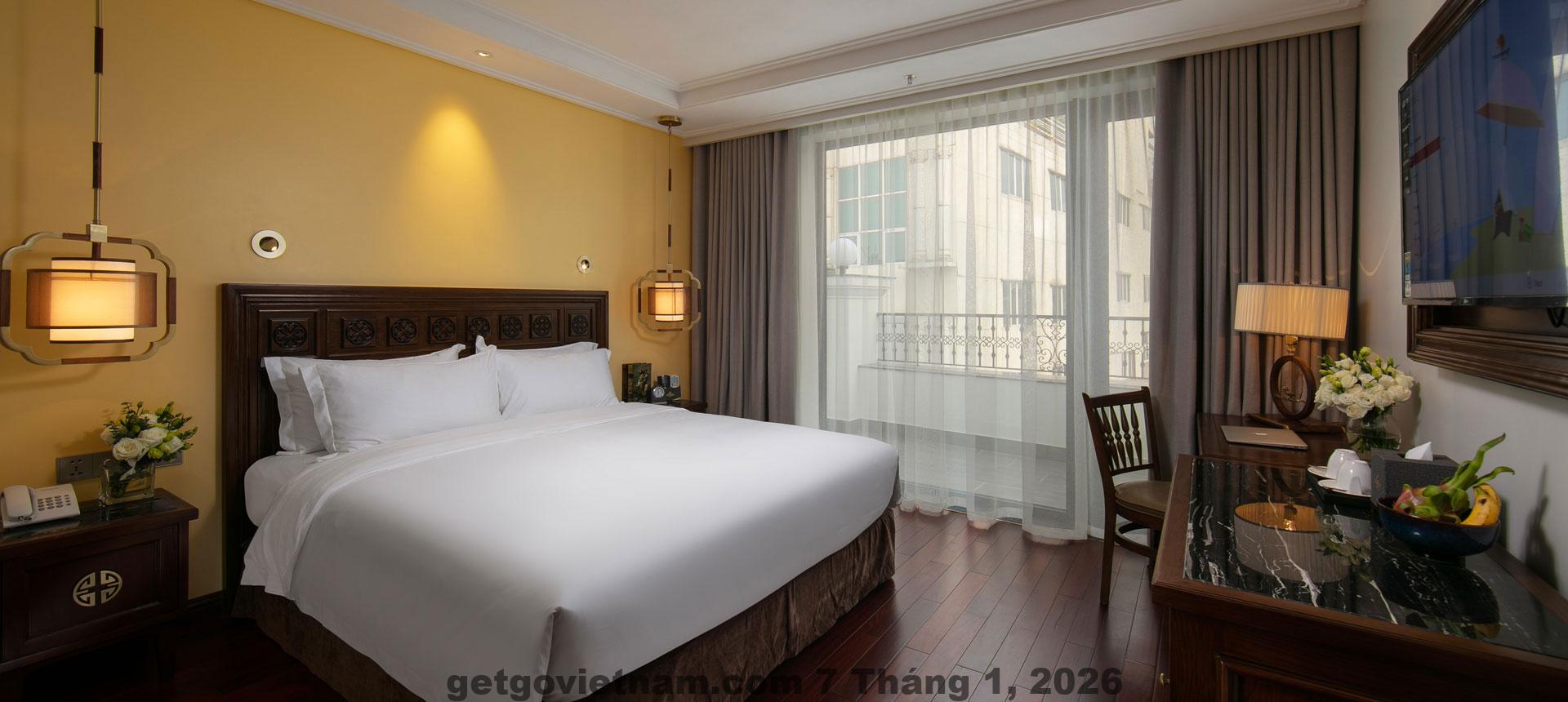 Mặt tiền Lucien Hanoi Lakeside Hotel & Rooftop nằm trong ngõ Cầu Gỗ, khu vực lõi phố cổ Hà Nội