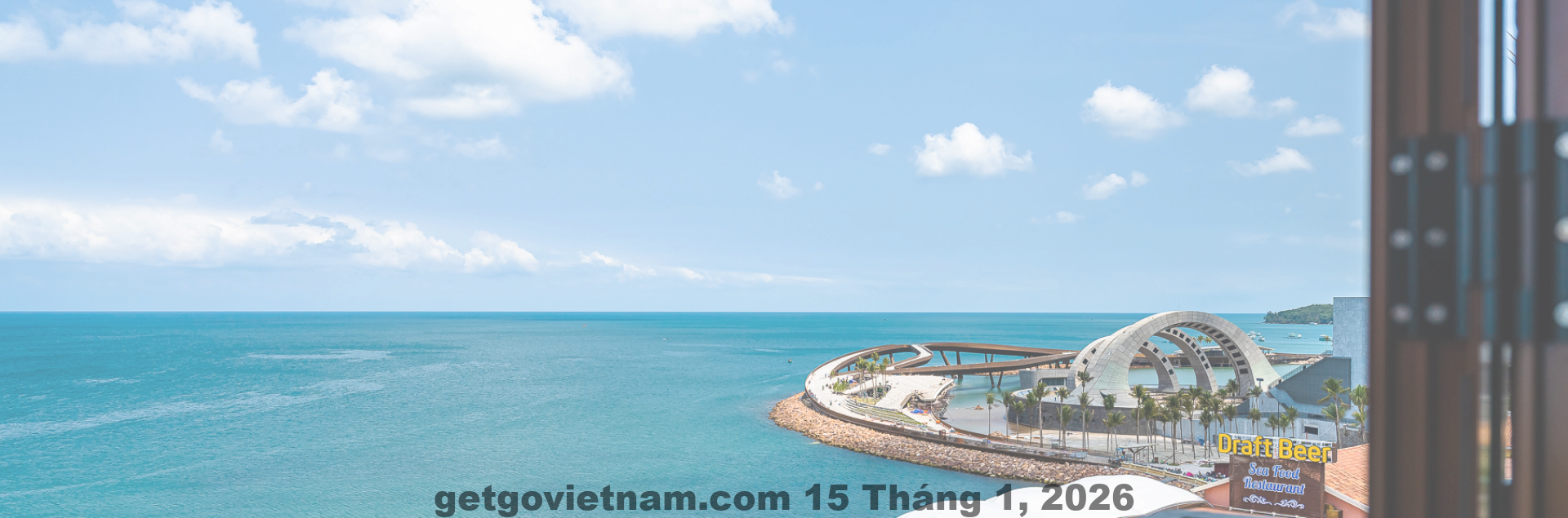 Nhân viên Roma Hotel Noi Bai Airport hỗ trợ khách 24/7