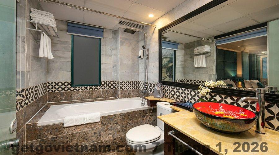 Phòng tắm tại JaCosmo Hotel and Spa sạch sẽ nhưng diện tích vừa phải