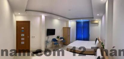 Phòng khách sạn rộng rãi, tiện nghi cơ bản đầy đủ.