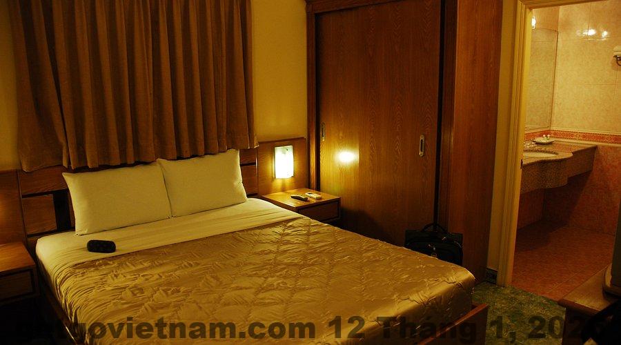 Không gian phòng ngủ tiêu chuẩn tại Khách Sạn Ngọc Hà với giường lớn và nội thất cơ bản