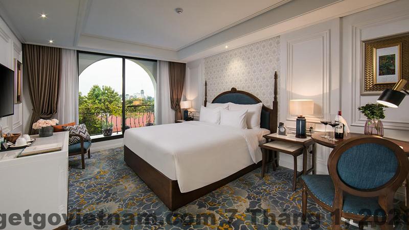 Khu vực lễ tân The Oriental Jade Hotel với đội ngũ nhân viên được đánh giá cao