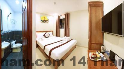 Khu vực lễ tân Duy Tùng Hotel Đà Nẵng với nhân viên thân thiện, hỗ trợ khách nhanh chóng