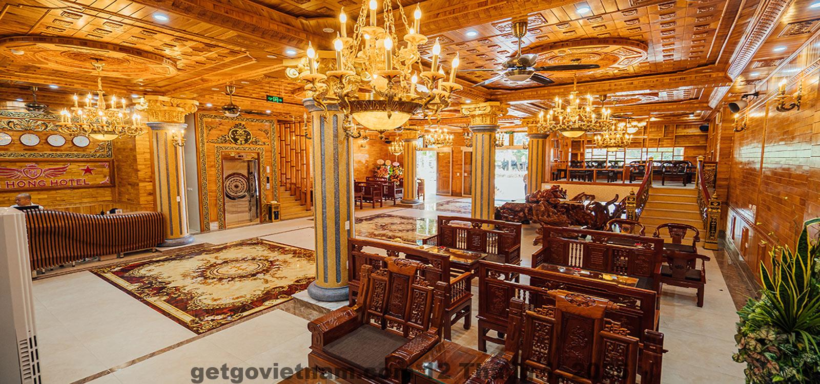 Phòng ngủ rộng rãi với nội thất hiện đại, mang lại cảm giác thoải mái và thư giãn cho du khách.