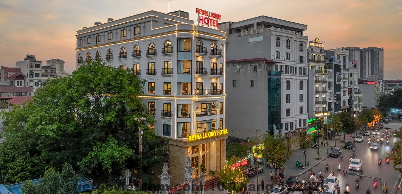 Khách sạn Reyna Hotel Hanoi từ bên ngoài, nhìn vào là sự kết hợp giữa sự hiện đại và sang trọng.