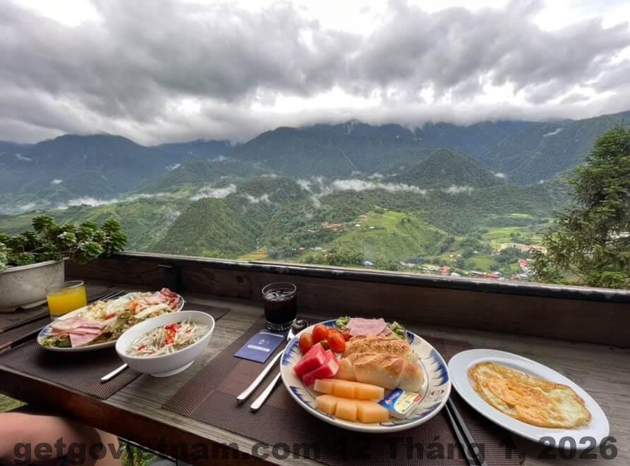Không gian ăn sáng đơn giản tại khách sạn ở Sa Pa với các món ăn cơ bản