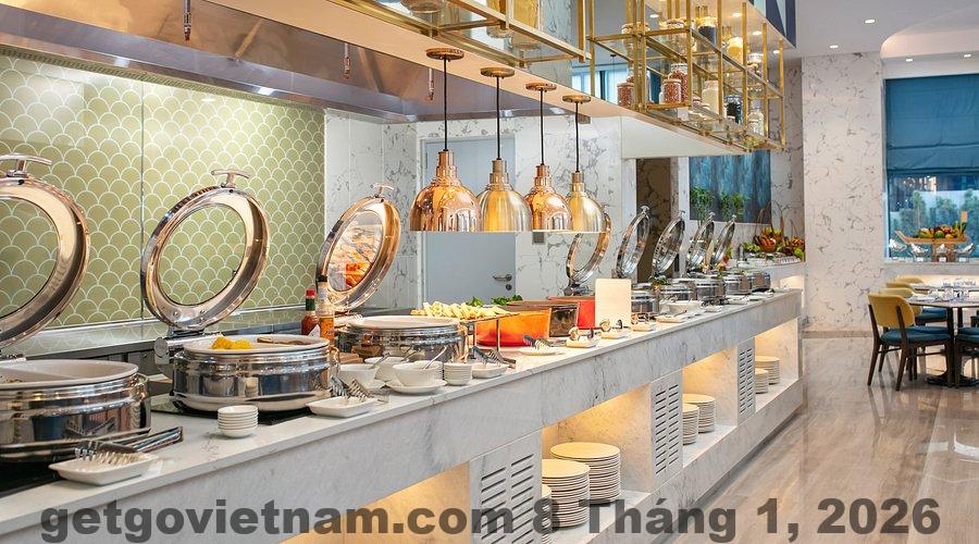 Không gian ăn sáng khách sạn 호텔 với buffet đơn giản, gọn nhẹ
