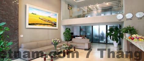 Phòng ngủ tiêu chuẩn tại khách sạn Hồ Sen Xanh với nội thất gỗ truyền thống