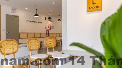 Phòng khách sạn với nội thất hiện đại, nhưng có thể cần nâng cấp ở một số khu vực.