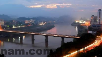 Nhân viên lễ tân nhiệt tình, thân thiện, sẵn sàng hỗ trợ khách hàng.