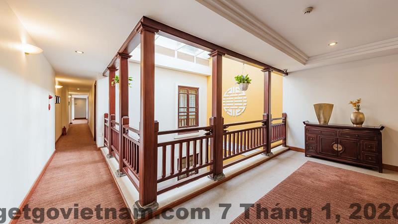 Khách sạn La Dolce Vita Hà Nội Review 2026: Có Đáng Ở Phố Cổ? 5 Phòng nghỉ khách sạn La Dolce Vita Hà Nội với nội thất gỗ và diện tích vừa phải