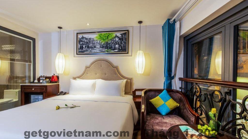 Khu vực lễ tân Hanoi Calista Hotel với nhân viên hỗ trợ khách