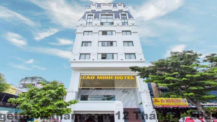 Hồ bơi tại khách sạn, không gian lý tưởng để thư giãn, dù hơi nhỏ.