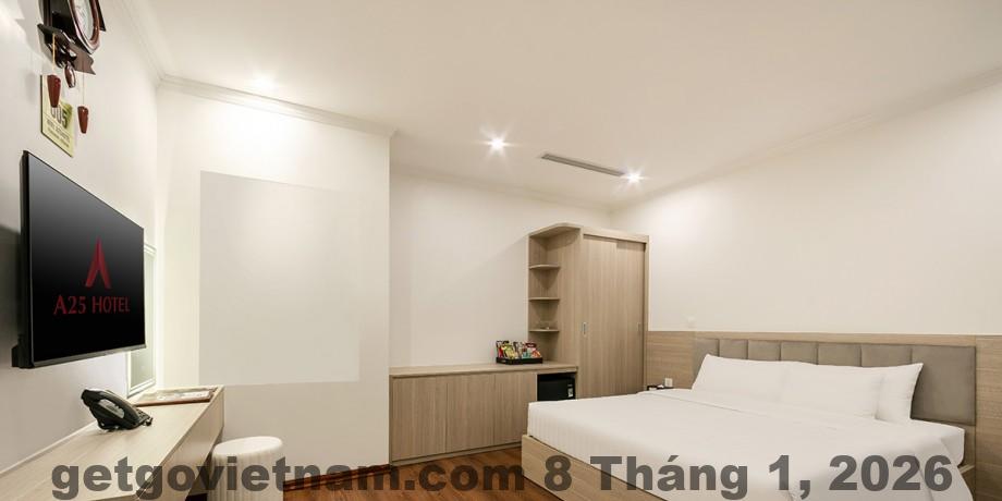 Khu vực phòng tắm tại A25 Hotel Hoàng Đạo Thúy 2 sạch sẽ, thiết bị ở mức cơ bản