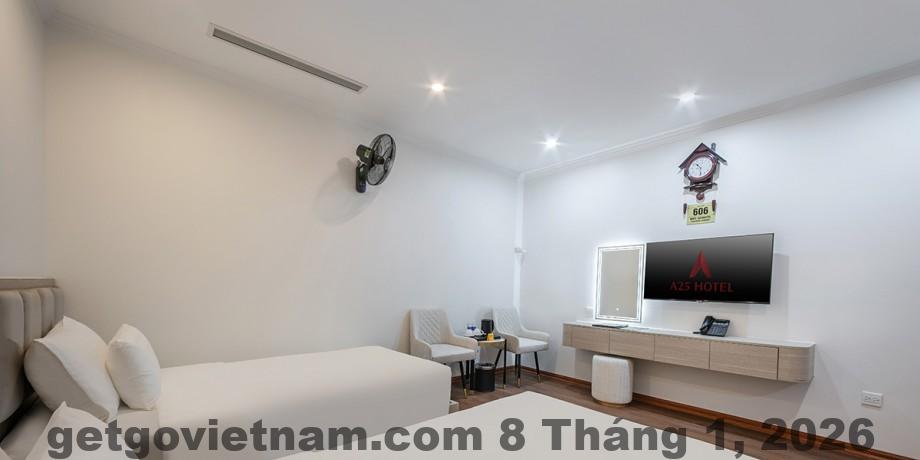 Phòng cao cấp tại A25 Hotel Hoàng Đạo Thúy 2 với giường lớn, nội thất gỗ sáng màu