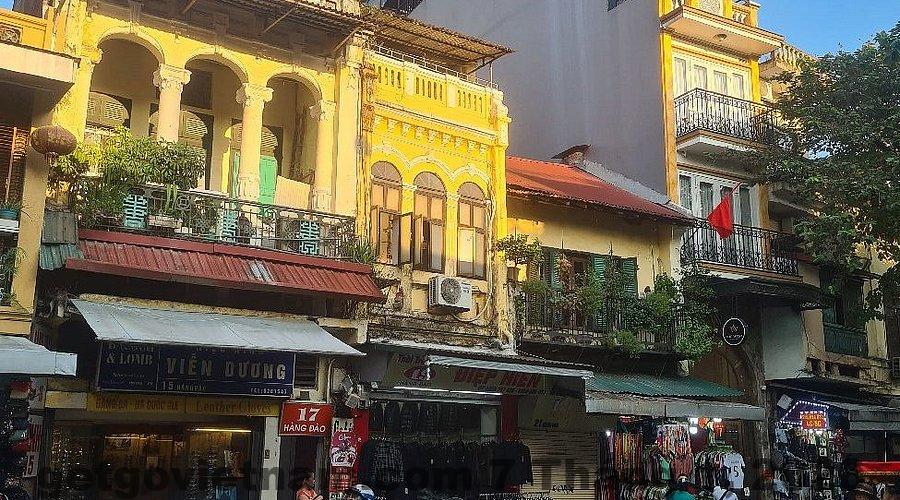 Khu vực lễ tân nhỏ gọn tại Hanoi Old Quater Central Hotel với nhân viên thân thiện