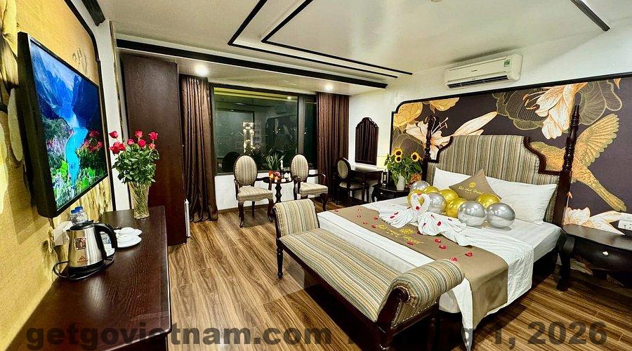 Khu vực lễ tân Bảo Anh Hotel với nhân viên thân thiện hỗ trợ khách