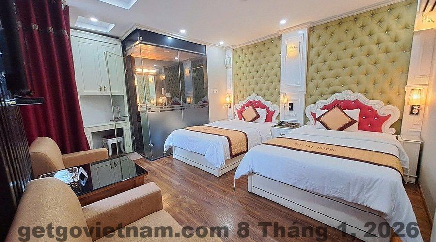 Phòng nghỉ tiêu chuẩn tại Kawasaki Hotel Cầu Giấy với thiết kế đơn giản, giường đôi và bàn làm việc