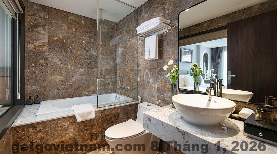 Phòng ngủ Sen Boutique Hotel với nội thất gỗ, ánh sáng vàng, diện tích vừa phải