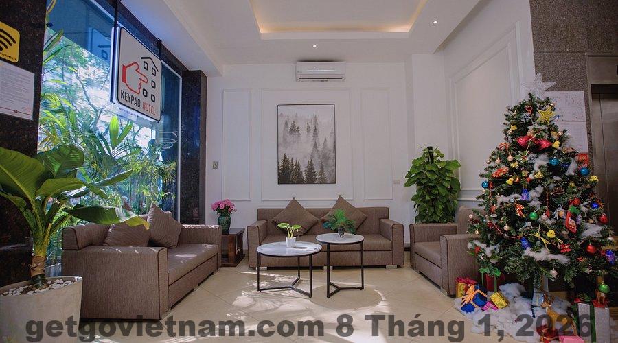 Khu vực ăn sáng nhỏ tại Keypad Hotel với thực đơn đơn giản gồm món Việt cơ bản