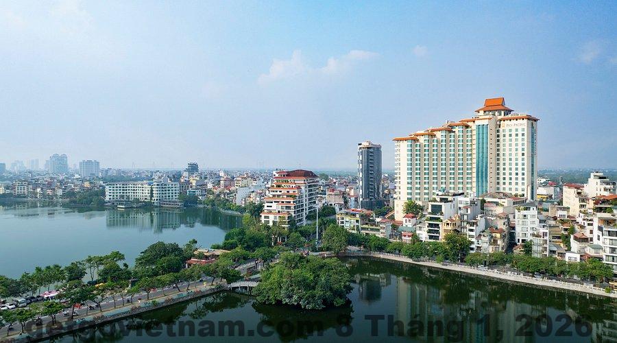 Hồ bơi trên sân thượng của Hanoi Skyline Hotel