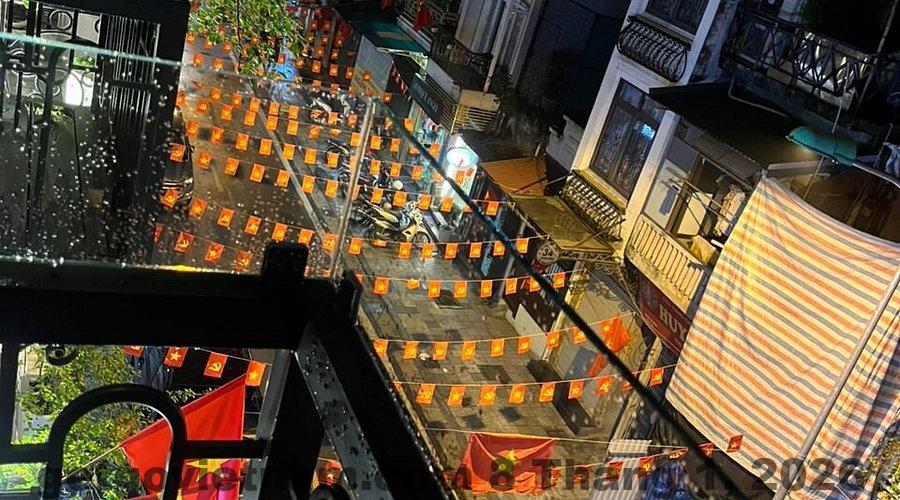 Hồ bơi tại Solaria Tesori là một tiện ích hấp dẫn nhưng không gian có phần hạn chế cho số lượng khách đông