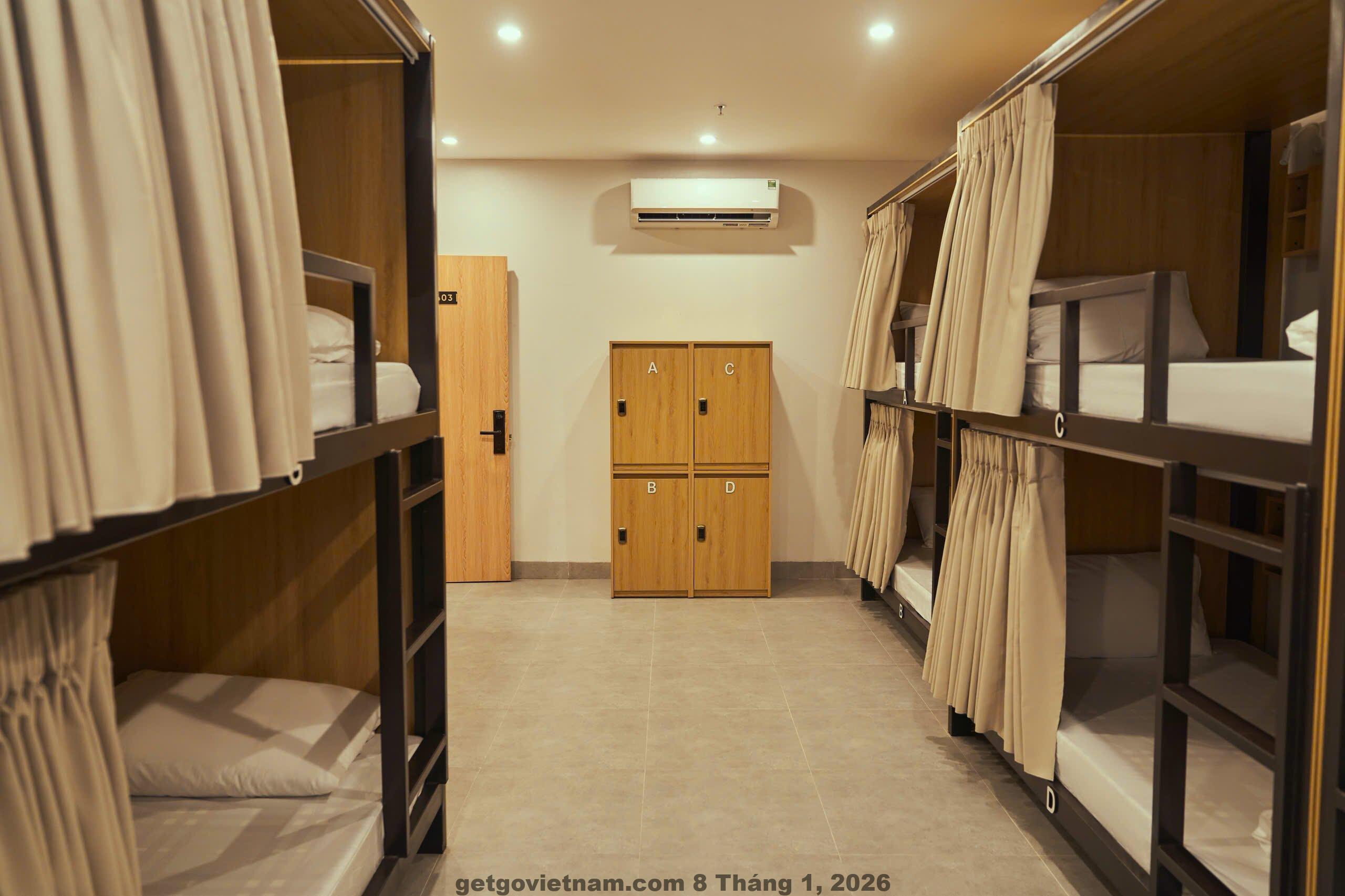 Khu vực Phố Cổ Hà Nội gần Hanoi Jade Hostel với nhiều hàng quán và khách du lịch