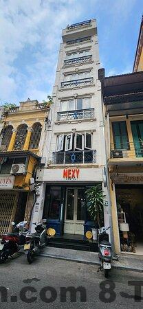 Không gian phòng nghỉ Parklane Hanoi Hotel với nội thất gỗ, phong cách hiện đại và gọn gàng