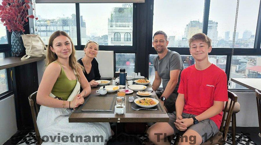 Nhân viên lễ tân The Cosy Inn Hanoi Hotel