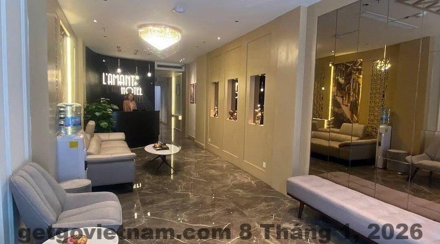 Khu vực lễ tân L'amant de Hanoi Hotel với nhân viên thân thiện
