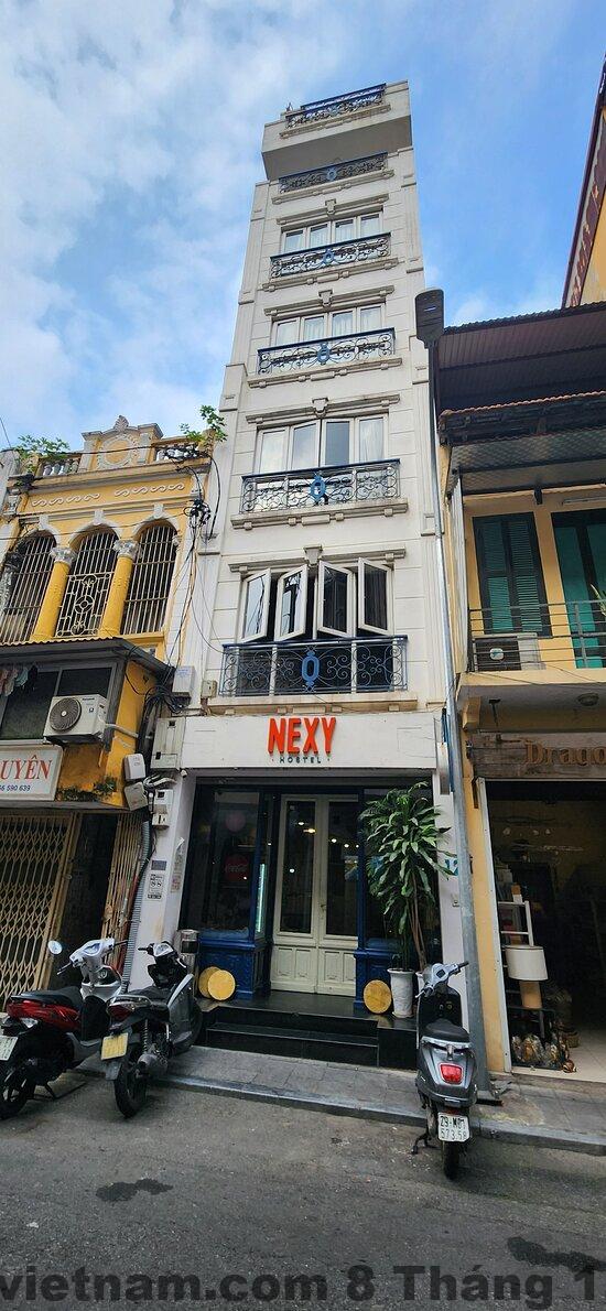 Không gian phố cổ Hà Nội xung quanh khách sạn Nexy Living, đông đúc và nhiều hàng quán