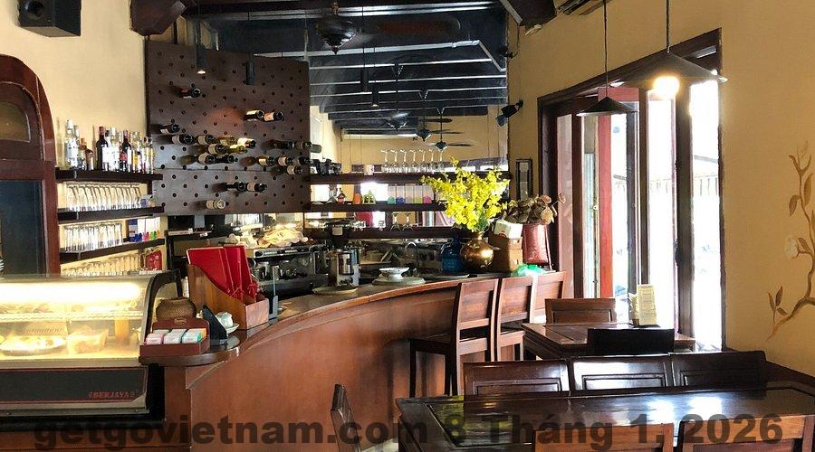 Phòng nghỉ tại The Little Hanoi thiết kế đơn giản, diện tích vừa phải, ánh sáng tự nhiên