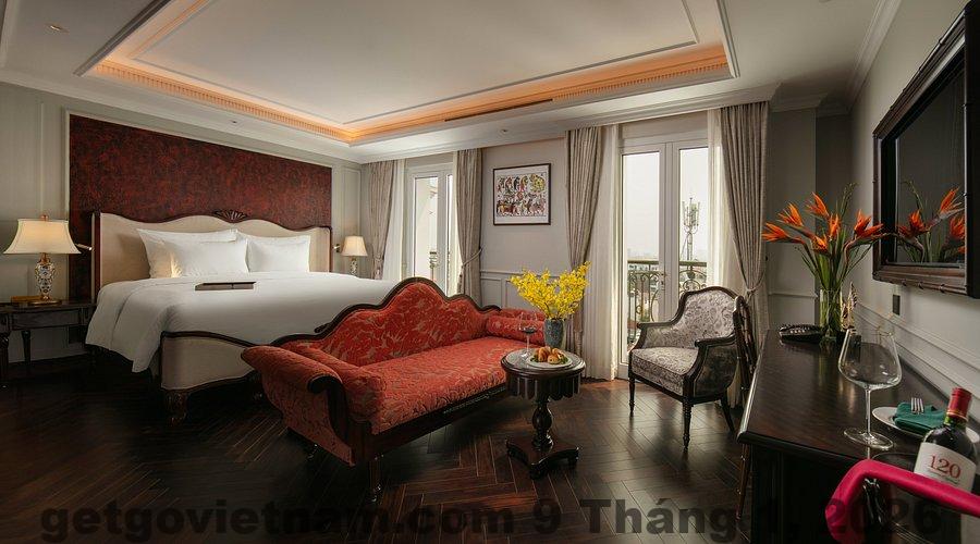Khu vực ăn sáng tại Hanoi Indochine Premium Hotel với buffet gọn nhẹ, không gian nhỏ