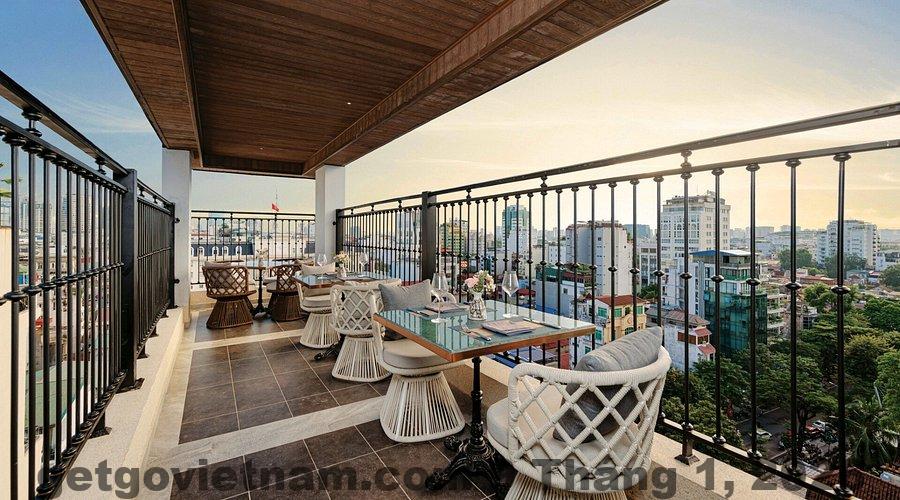 Quầy lễ tân Heritage Ham Long Hotel & Spa với đội ngũ nhân viên thân thiện, giao tiếp tiếng Anh tốt