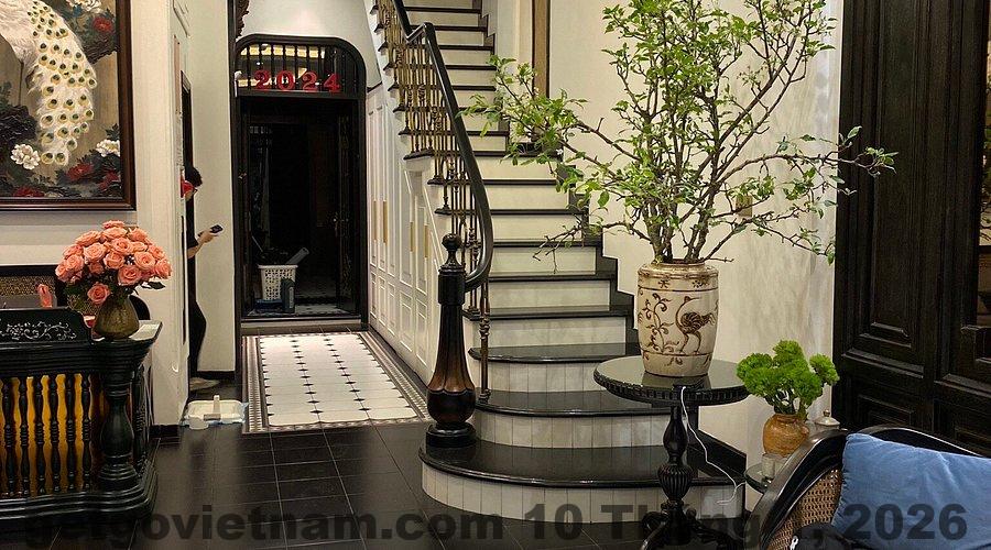 Phòng ngủ tại khách sạn Camellia Hà Nội với nội thất đơn giản và ánh sáng tự nhiên