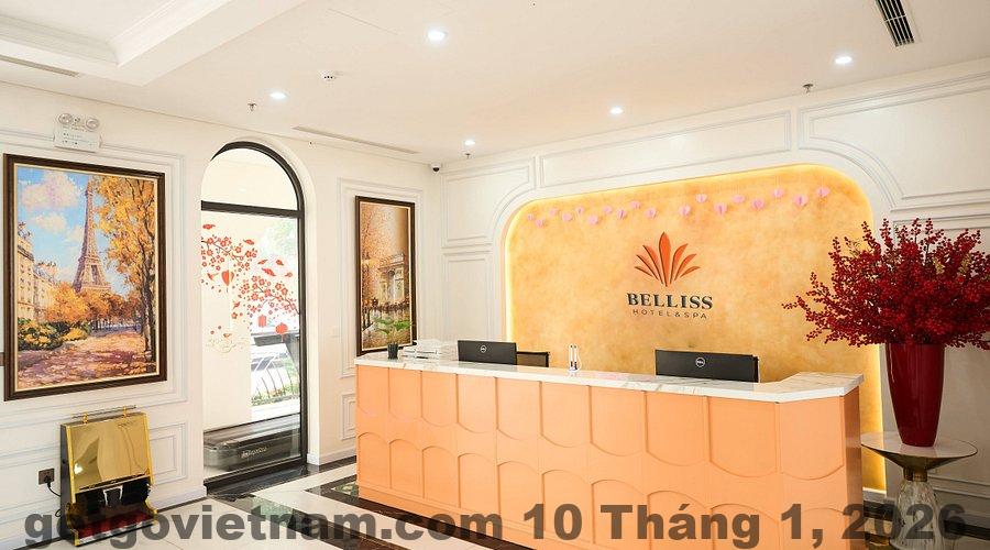Khu vực sảnh Belliss Hotel & Spa với nhân viên lễ tân hỗ trợ khách