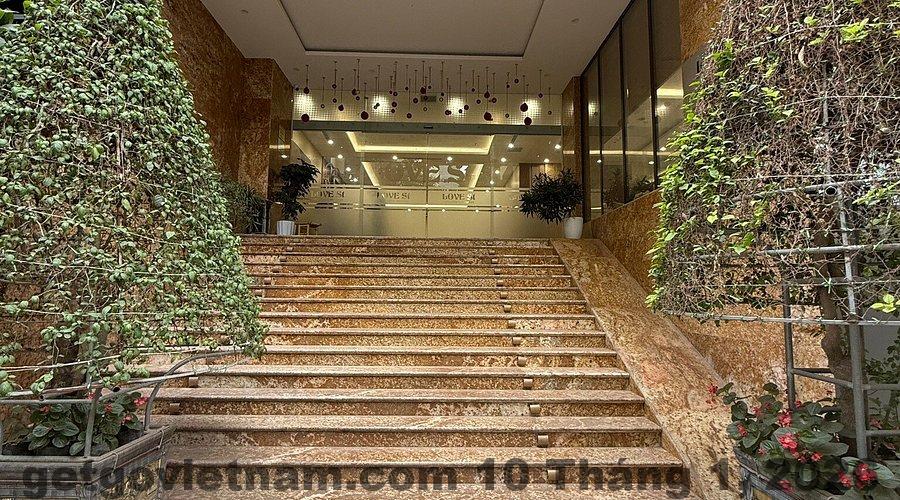 Lối vào ngõ 399 Âu Cơ dẫn đến HALA’s HOUSE, đặc trưng ngõ nhỏ khu Tây Hồ, yên tĩnh và ít xe