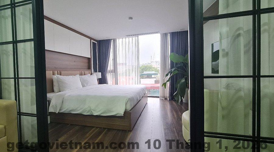 Không gian phòng ngủ tại LIVIE Hanoi Ham Long với thiết kế tối giản, ánh sáng tự nhiên