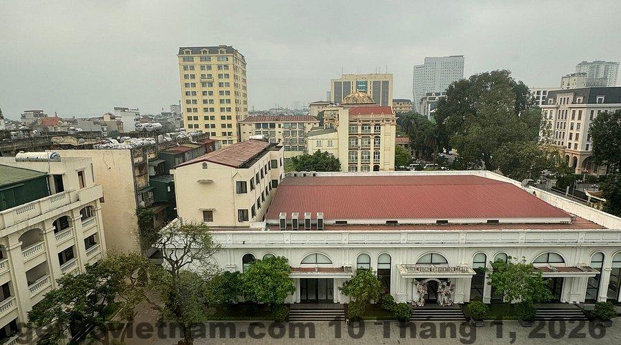 Không gian phòng ngủ tại Foreign Relations Hotel với giường lớn và ánh sáng tự nhiên