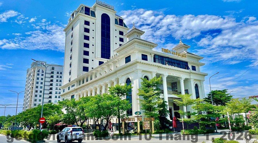 Khung cảnh xung quanh Thiên Ân Hotel là sự kết hợp giữa thiên nhiên hoang sơ và sự phát triển của khu vực.