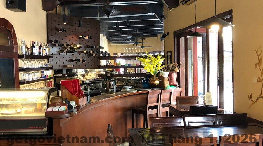 Phòng nghỉ tại khách sạn, tuy nhỏ nhưng được trang bị đầy đủ tiện nghi.