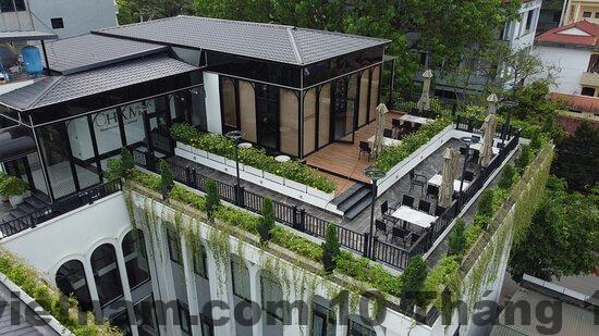 Nhân viên Pác Bó Boutique Hotel thân thiện hỗ trợ khách