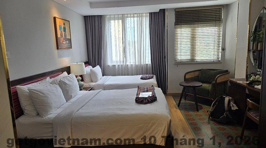 Nhân viên lễ tân Chemi Noi Bai Airport Hotel hỗ trợ khách làm thủ tục