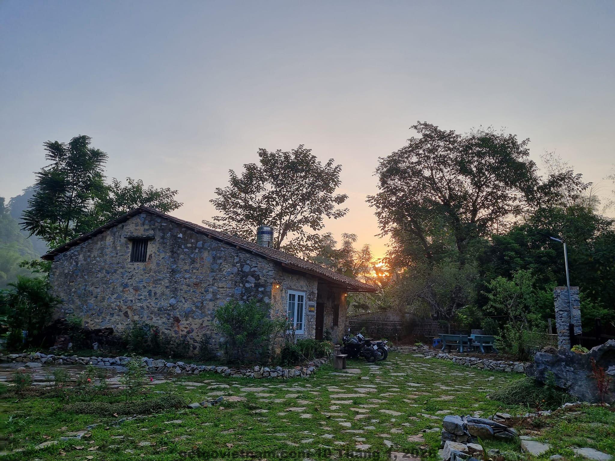 Chủ Lan’s Homestay thân thiện trò chuyện cùng du khách