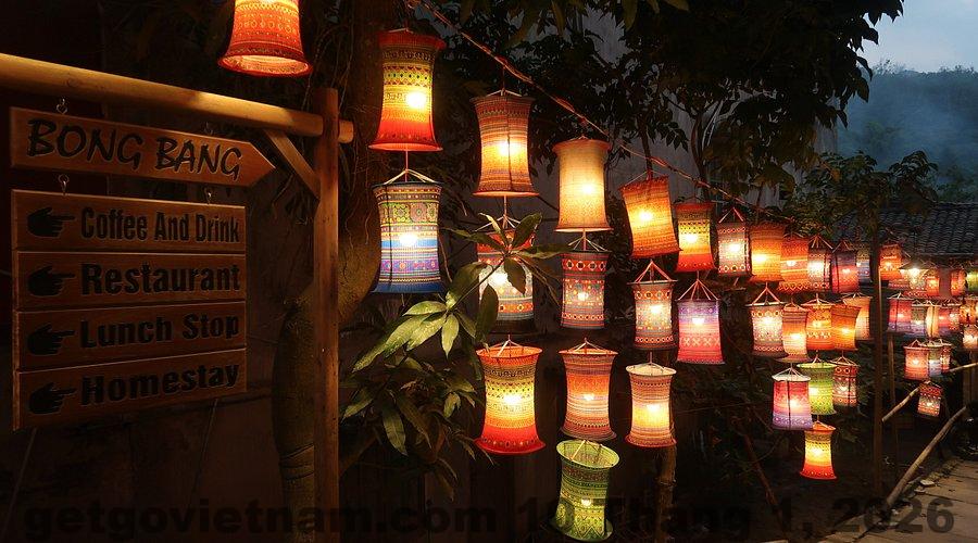 Nhân viên Bống Bang Homestay giao lưu cùng du khách quốc tế